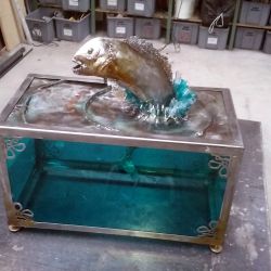 Sculpture Valais - 3e Âge de Fer - Catégorie : Fer et Verre - Titre : Aquarium et poisson à l'atelier