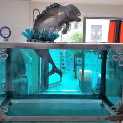 Sculpture Valais - 3e Âge de Fer - Catégorie : Fer et Verre - Titre : Aquarium et poisson à l'atelier - Vue de derrière