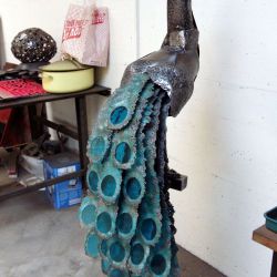 Sculpture Valais - 3e Âge de Fer - Catégorie : Fer et Verre - Titre : Paon - Le paon sur son perchoir