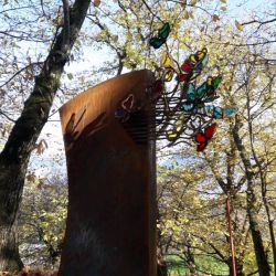 Tôle galbée et papillons envolés