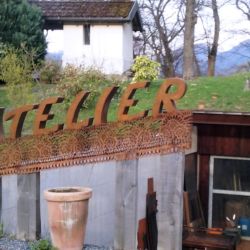 Enseigne à l'entrée de l'atelier