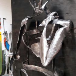 Femme adossée contre un mur En pensée féminine